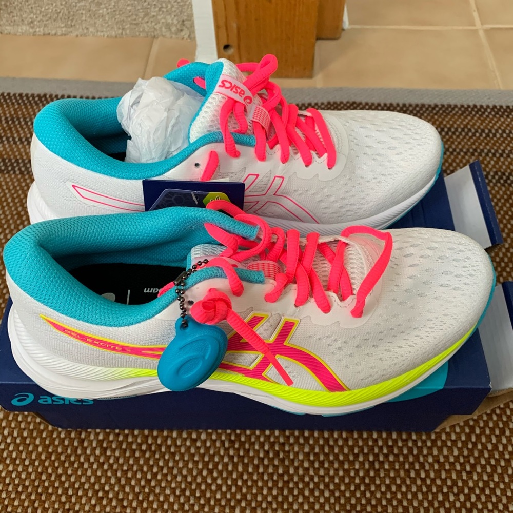 Women’s ASICS Size 6 NEW WITH TAGS!!!